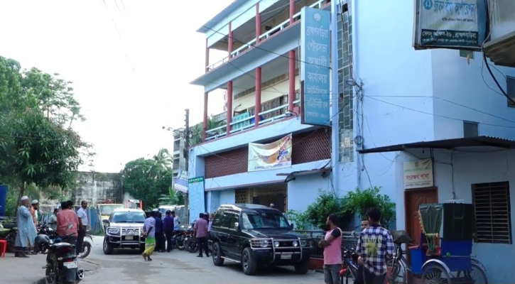 দেরি করে অফিসে যাওয়ায় ব্রাহ্মণবাড়িয়া পৌরসভার ১০০ জনকে শোকজ